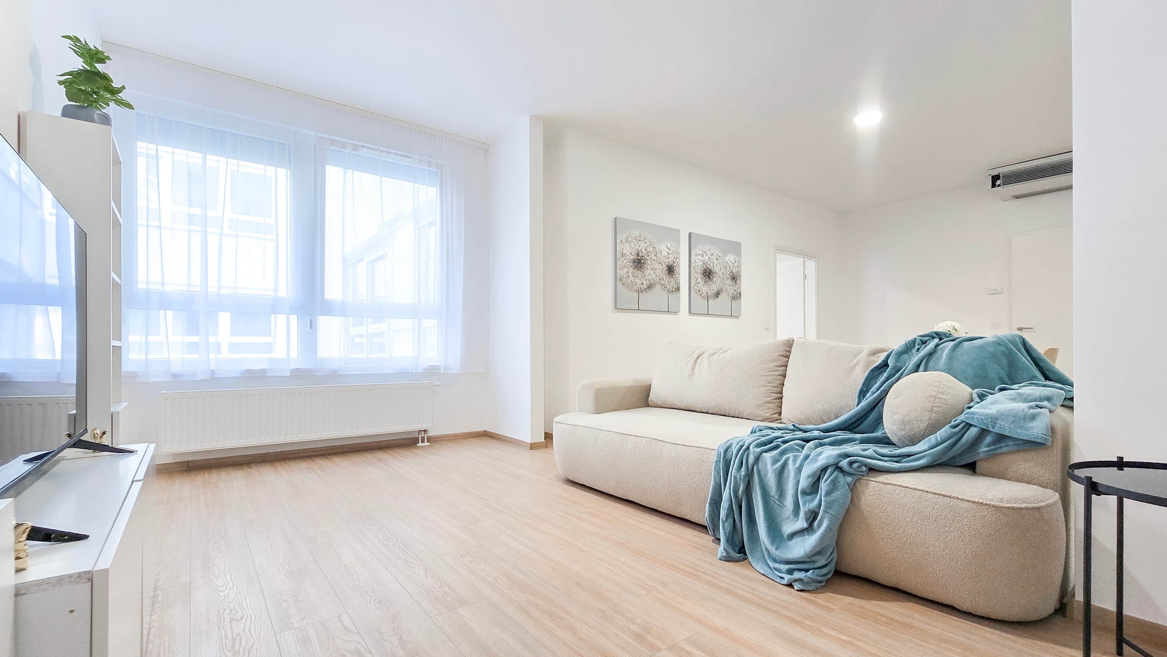 Un salon moderne avec un canapé, une table basse et un radiateur.