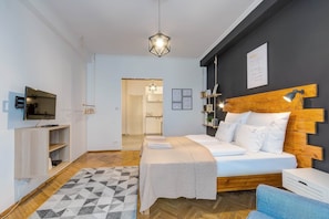 A modern bedroom with a bed, bedside table, and a TV. - IMCT - d.Five Inspire Apartment Budapest (Budapest)