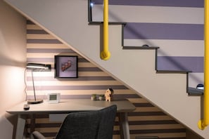 A room with a desk, chair, lamp, and a framed picture on the wall. - IMCT - Dockhouse Soho 3 (Budapest)