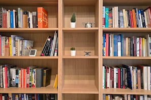 Una libreria con diversi ripiani pieni di libri.