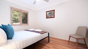 3 Schlafzimmer, Schreibtisch, Bügeleisen/Bügelbrett, Reisekinderbett