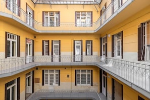 A multi-story building with balconies and railings. - IMCT - Panorama Apartment Synagogue (Budapest)