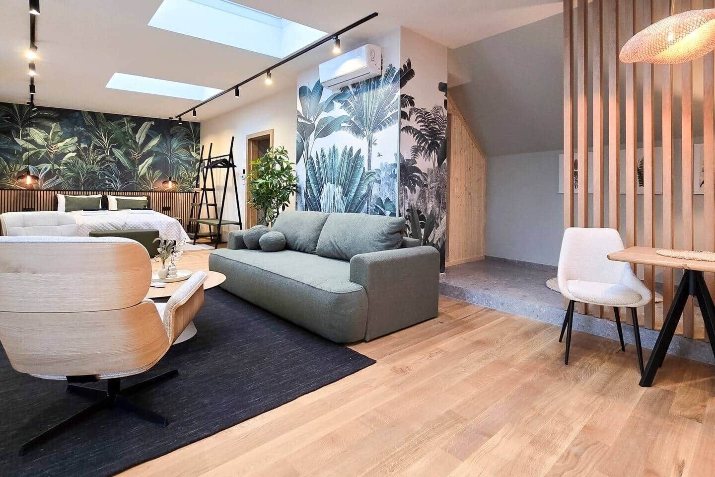 Una sala moderna con un sofá, un sillón y una mesa de comedor.