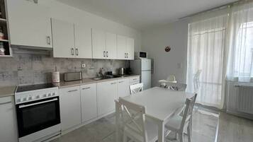 Coffee/tea maker, fridge, microwave, oven