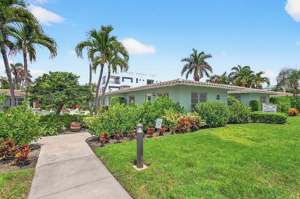 Exterior - Steps to the Beach and all that Delray has to offer. (Delray Beach)