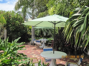 Outdoor dining - Steps to the Beach and all that Delray has to offer. (Delray Beach)
