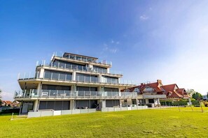 A multi-story hotel with balconies and a flat roof. - LB - LelleMarine Apartments B103 (Balatonlelle)