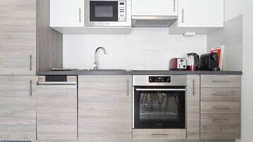 Cafetera y tetera, refrigerador, microondas y horno