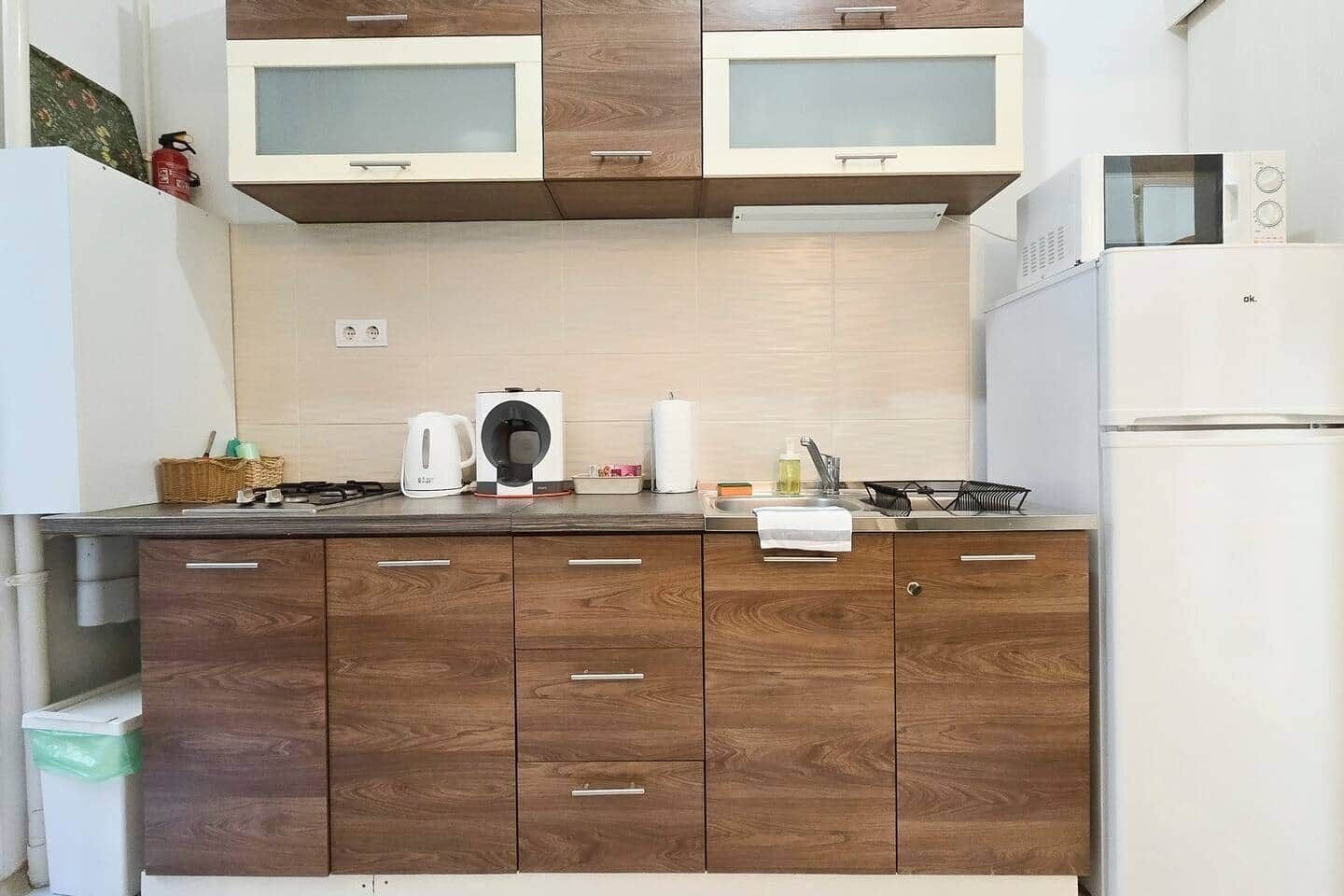 Coffee/tea maker, fridge, microwave, stovetop