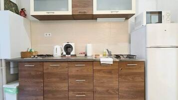 Coffee/tea maker, fridge, microwave, stovetop