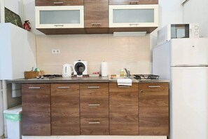 Wasserkocher mit Kaffee-/Teezubehör, Kühlschrank, Mikrowelle, Herdplatte