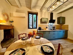 Une cuisine entièrement ment équipée avec sa cheminée d'époque et son ancien pressoir - Le Clos des Rosiers - Maison de charme (Fouras)