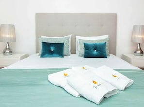 Tabla de planchar con plancha, cuna de viaje, wifi gratis y ropa de cama