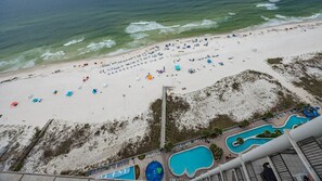 Ein Strand mit mehreren Schwimmbecken und einem Rettungsturm.