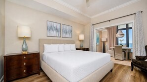 Una camera d'albergo con un letto grande, una scrivania e una sedia.
