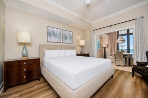 Ein Hotelzimmer mit einem großen Bett, einem Schreibtisch und einem Stuhl.