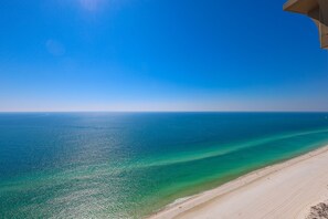 Ein Strand mit klarem türkisblauem Wasser und einem sandigen Ufer.