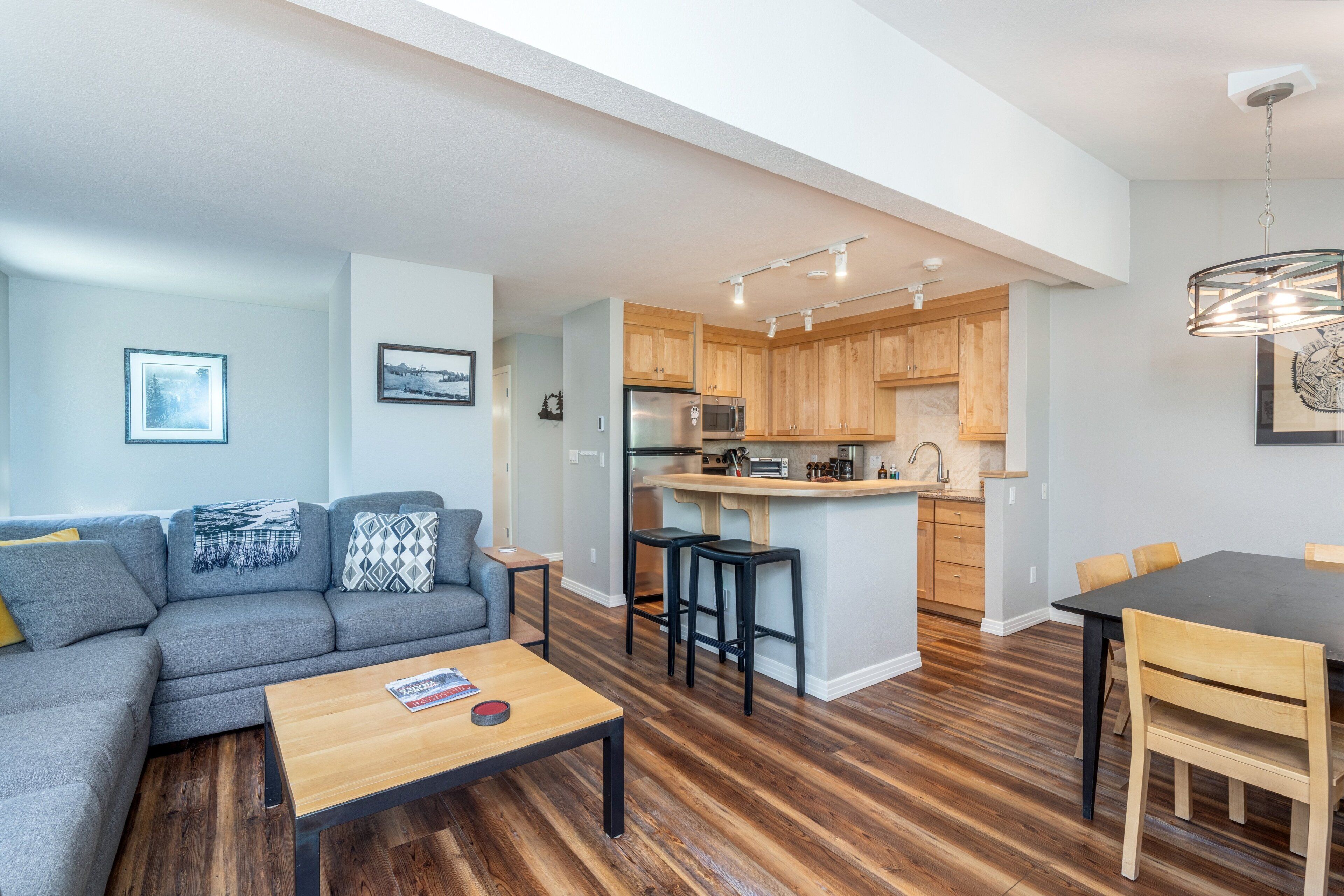 Un apartamento moderno con sala de estar, cocina y comedor.