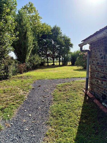 Bed and Breakfast in a renovated farmhouse, swimming pool, peaceful setting, pets welcome, naturist