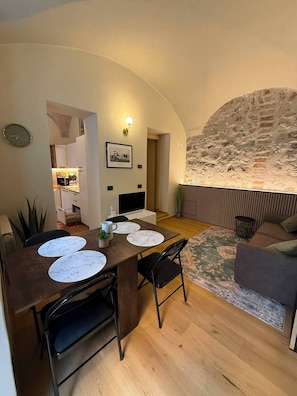 Dining - WISTERIA SECRET GARDEN ApartmentHistoric Palace&Private Courtyard (MAX 3 GUESTS) (Lovere)