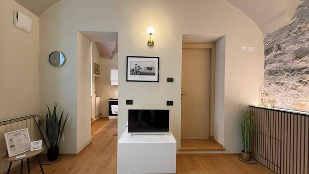 En modern inredning med en öppen spis, en inramad tavla och en klocka på väggen.