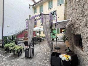 Outdoor dining - WISTERIA SECRET GARDEN ApartmentHistoric Palace&Private Courtyard (MAX 3 GUESTS) (Lovere)
