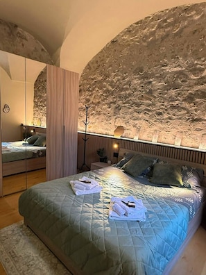 Iron/ironing board, travel cot, free WiFi, bed sheets - WISTERIA SECRET GARDEN ApartmentHistoric Palace&Private Courtyard (MAX 3 GUESTS) (Lovere)
