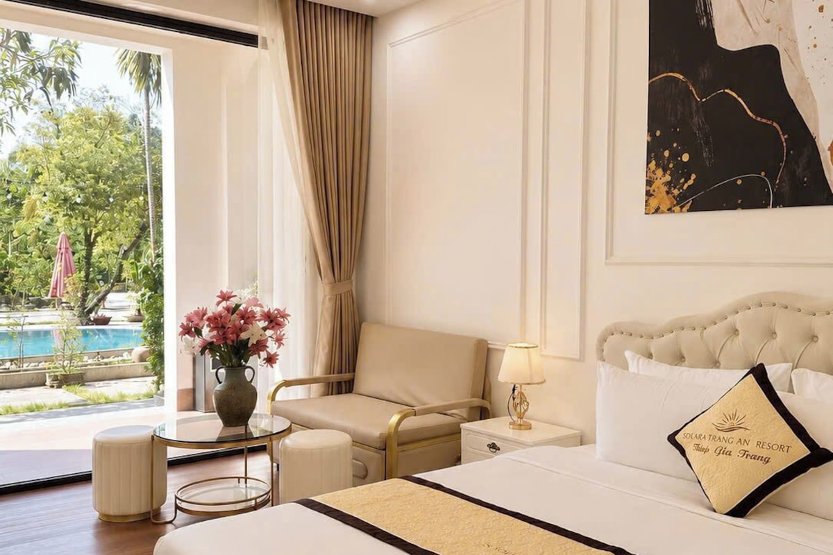 Deluxe Room, Pool View | Peralatan tempat tidur hipoalergenik, bar mini, peti besi dalam bilik 