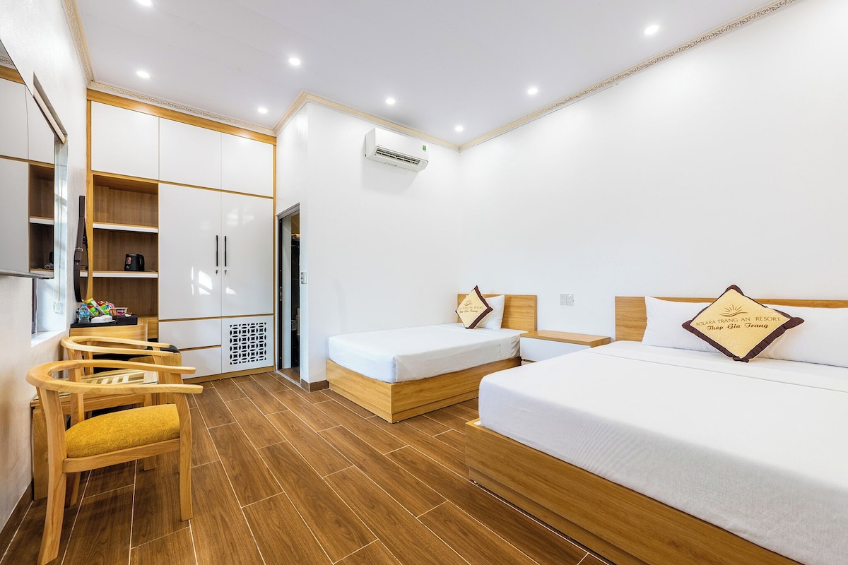 Superior Room, Non Smoking | Peralatan tempat tidur hipoalergenik, bar mini, peti besi dalam bilik 
