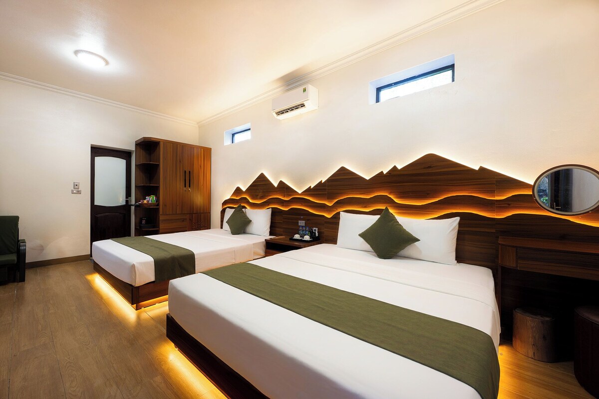 Family Double or Twin Room | Peralatan tempat tidur hipoalergenik, bar mini, peti besi dalam bilik 