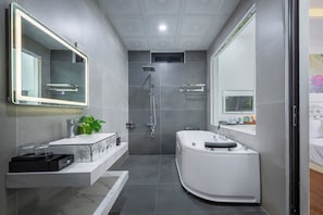 Vòi sen phun mưa, đồ dùng nhà tắm miễn phí, máy sấy tóc 