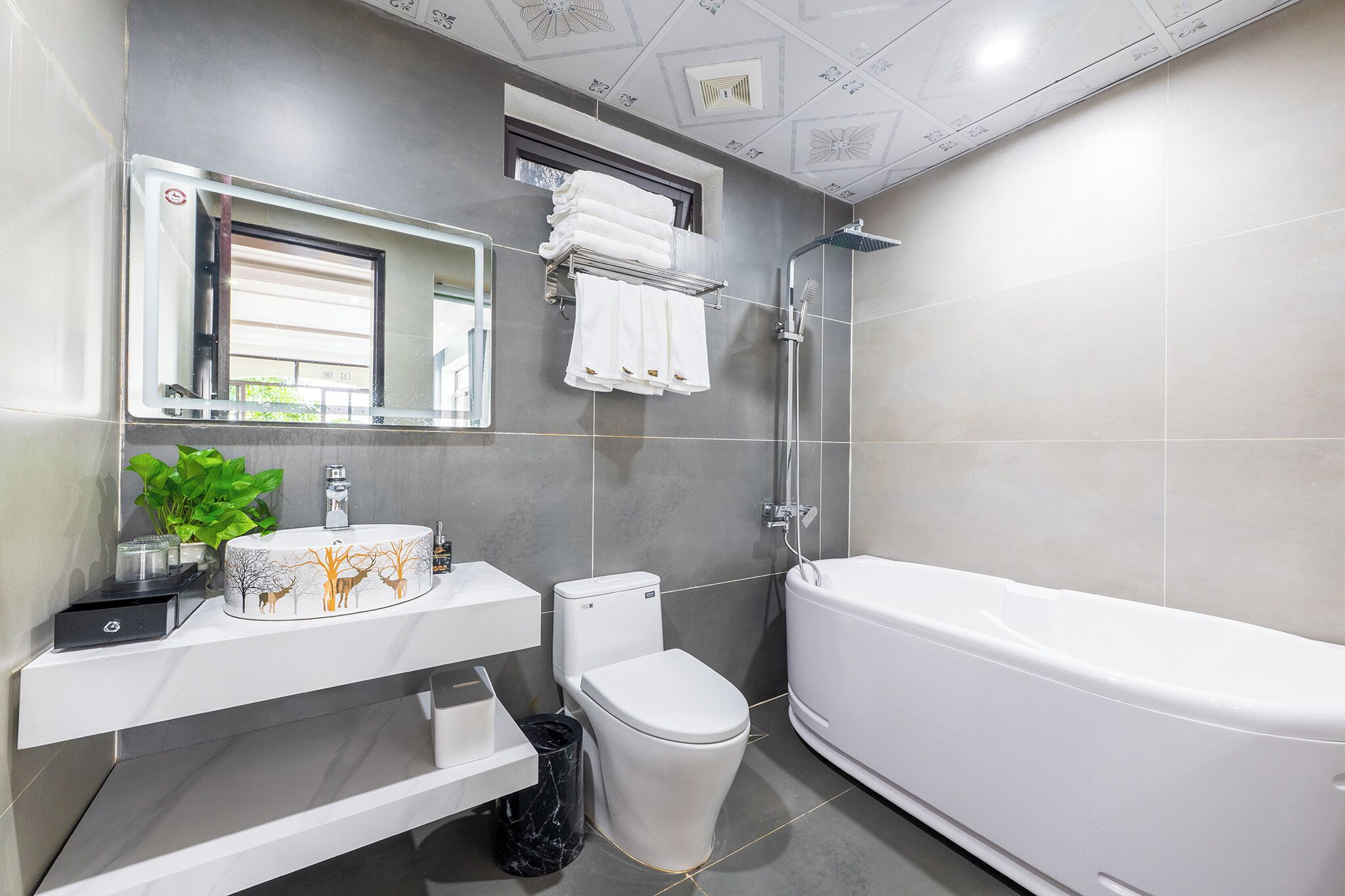 Un baño moderno con inodoro, lavamanos y bañera.