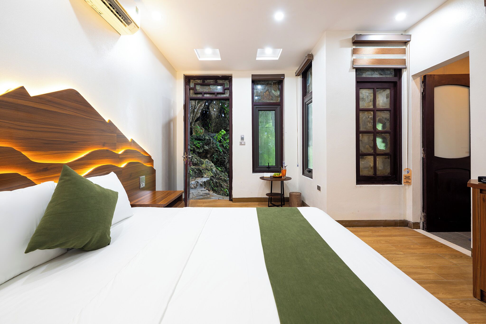 Bộ đồ giường kháng dị ứng, minibar, két bảo mật tại phòng 
