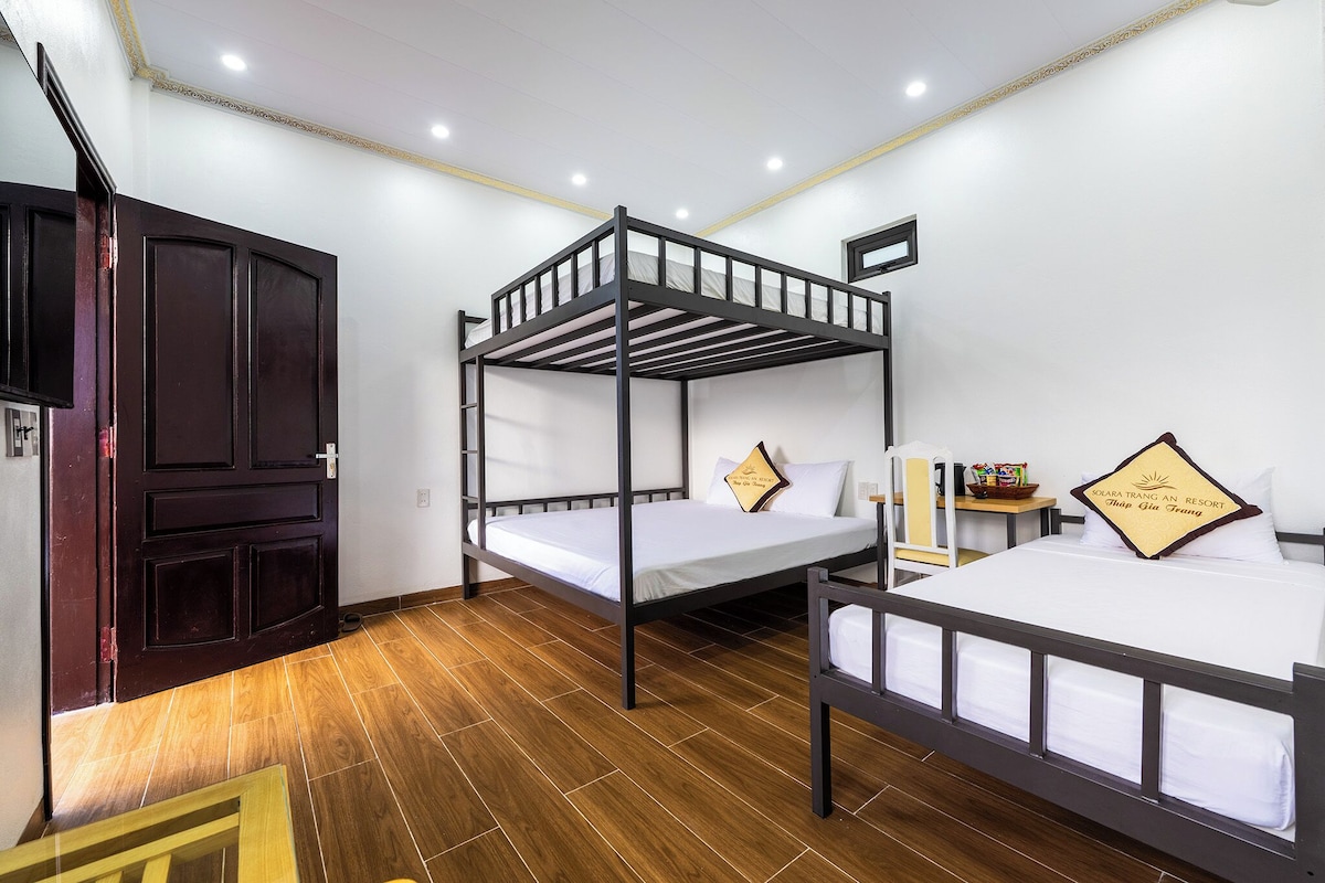 Hypo-allergenic bedding, minibar, in-room safe, blackout curtains