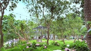 Ein Garten mit Hortensienblüten und einem Gazebo.