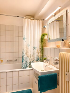 Shower, hair dryer, towels - Apartment 'Weiss' with Mountain View and Wi-Fi (Lörrach)
