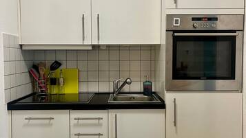 Coffee/tea maker, fridge, microwave, oven