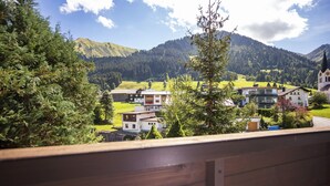 Zona residencial con casas, una iglesia y montañas al fondo.