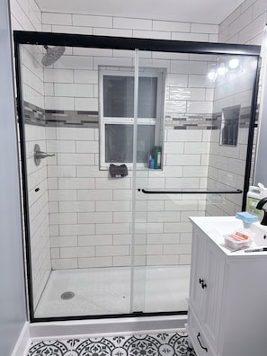Dusche, Haartrockner, Handtücher, Seife