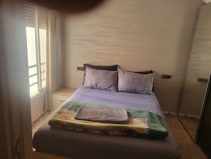 Tabla de planchar con plancha, wifi y ropa de cama 