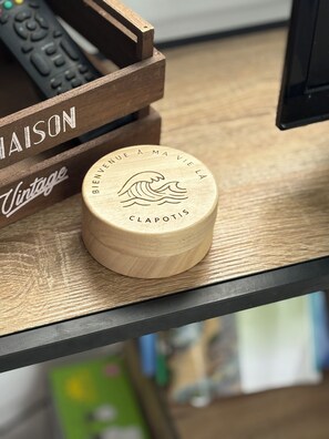 A wooden crate with the word 'Vintage' on it, placed on a shelf. - CLAPOTIS, 100 m from the beach (Saint-Pierre)