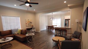 Living area - Spacious 4-bedroom house in Franklin Kentucky (Franklin)