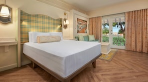 Una camera d'albergo con un letto, un divano, vista sull'esterno e un quadro appeso al muro.