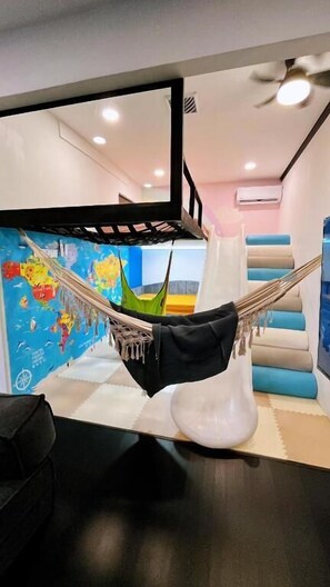 A room with a hammock, a white vase, and a map on the wall. - D Cloud Homestay & Room (Kajang)