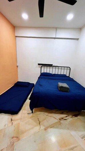 A room with two beds, one with a blue bedspread and the other with a grey one. - D Cloud Homestay & Room (Kajang)