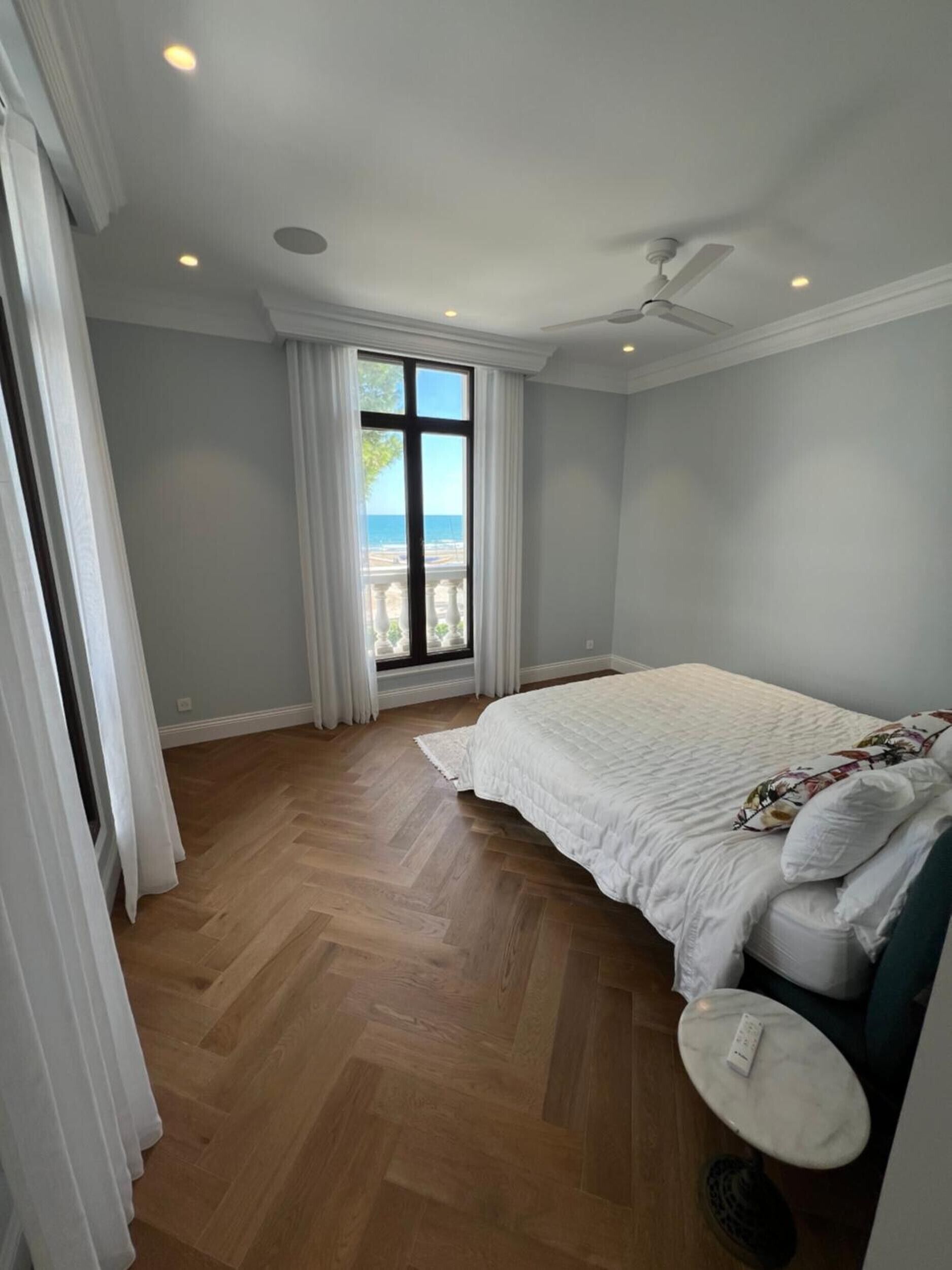 Tabla de planchar con plancha, wifi, ropa de cama