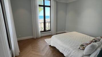 Tabla de planchar con plancha, wifi, ropa de cama
