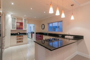 Coffee/tea maker, fridge, microwave, oven - Beautiful 4-bedroom house with large pool makes a  perfect for relaxing getaways (Knysna)