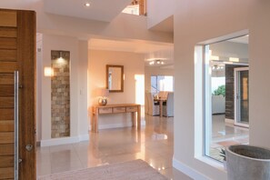 Interior - Beautiful 4-bedroom house with large pool makes a  perfect for relaxing getaways (Knysna)