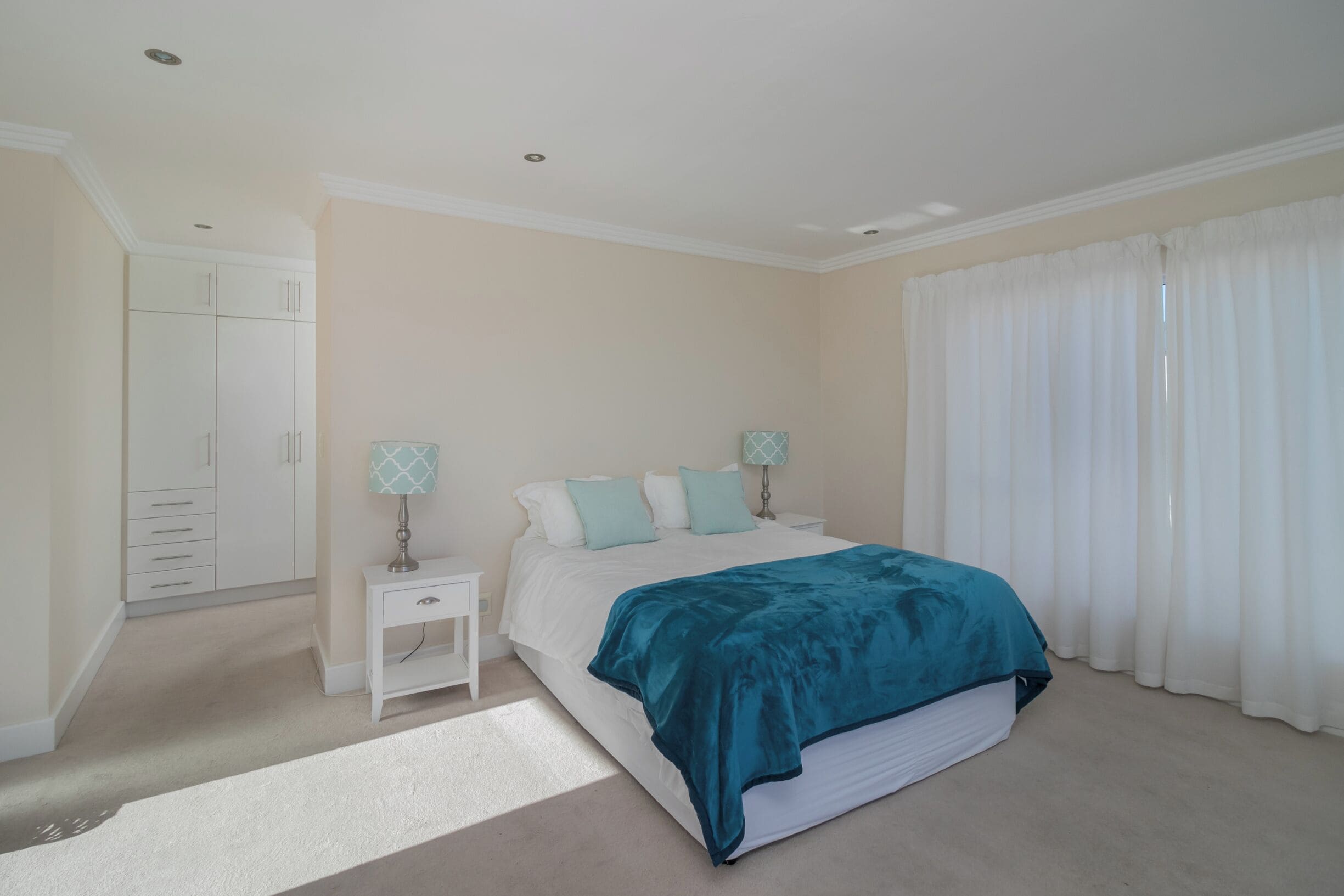 4 bedrooms, desk, iron/ironing board, WiFi (free)